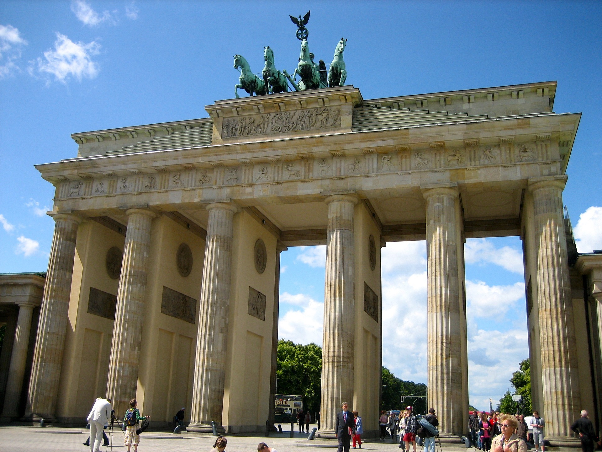 brandenburg-gate-90946_1920.jpg